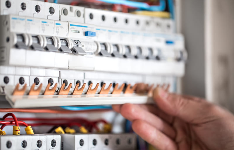 La inspección reglamentaria de baja tensión en comunidades de propietarios es el control periódico que verifica que las instalaciones eléctricas comunes siguen cumpliendo las condiciones de seguridad exigidas por la normativa